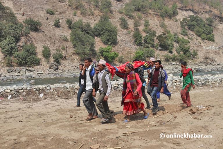 मोटरबाटो नहुँदा सुत्केरीलाई डोकोमा बोक्नुपर्ने बाध्यता