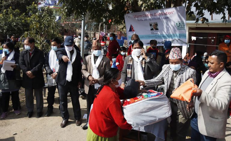 कुष्ठरोगीलाई न्यानो कपडा र स्वास्थ्य सामग्री
