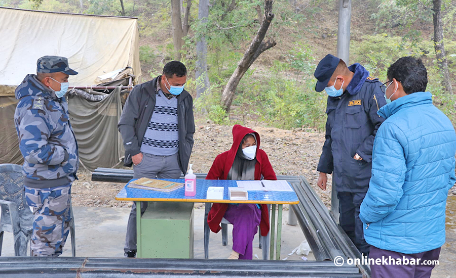 कोइलावास नाकाबाट भित्रनेलाई खोप कार्ड अनिवार्य