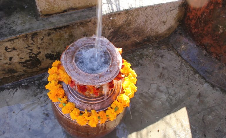 एक गाग्री पानी भर्न एक घण्टा