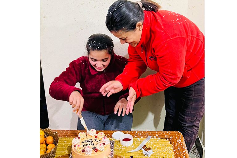 पहिलो पटक महिनावारी हुँदा केक काटेर ‘सेलिब्रेसन’
