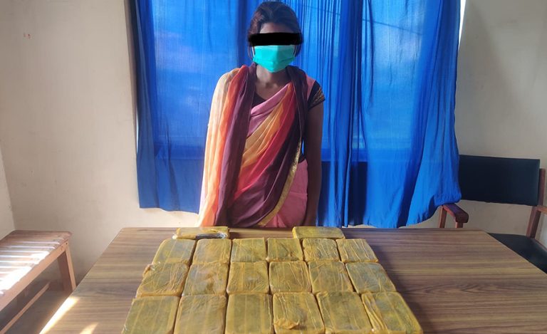 १० किलो चरेससहित एक महिला पक्राउ