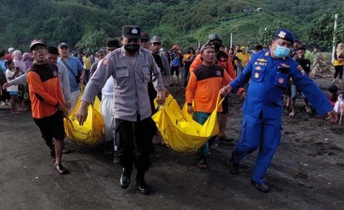 इण्डोनेशियाको समुद्री किनारमा ज्वारभाटाले बगाउँदा कम्तीमा ११ जनाको निधन