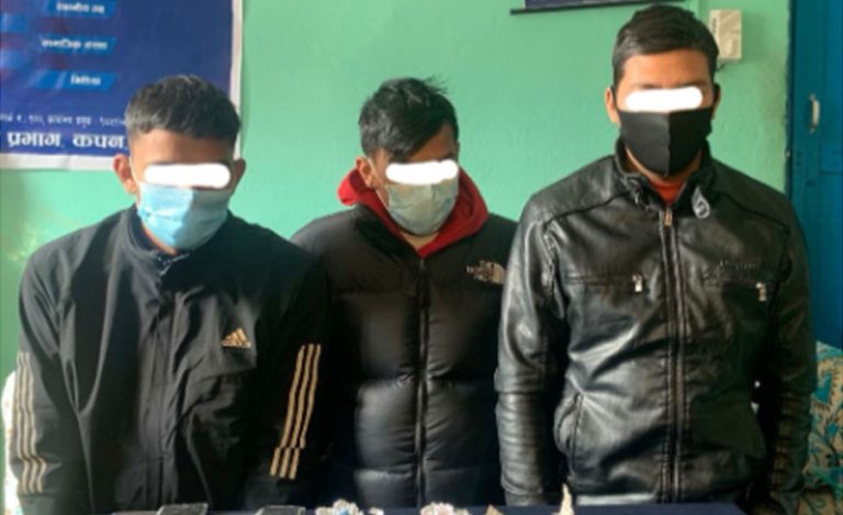 लागूऔषध ब्राउन सुगरसहित तीनजना पक्राउ