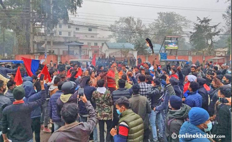 धनगढीमा प्रधानमन्त्रीको पुत्ला जलाउन खोज्दा झडप