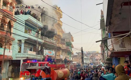 आगो दन्किरह्यो, दमकल पानी खोज्दै घुमिरह्यो