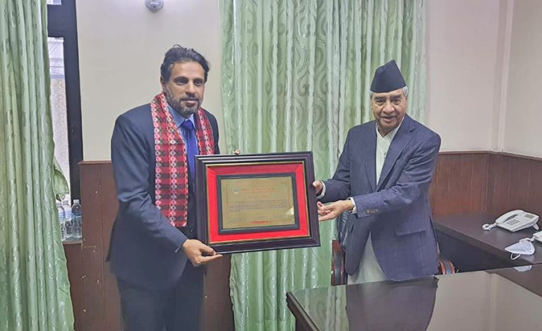 नेपाली फुटबल टोलीका प्रशिक्षक अल्मुताइरीलाई  सम्मान