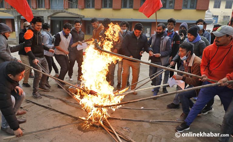 त्रिचन्द्र क्याम्पस अगाडि प्रधानमन्त्रीको पुत्ला दहन