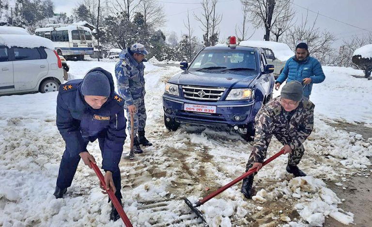 हिमपातले अवरुद्ध महाकाली र दशरथचन्द राजमार्ग सञ्‍चालनमा
