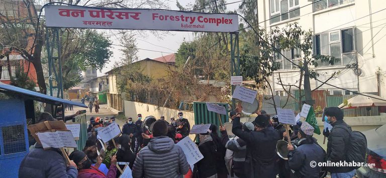 सामुदायिक वनको स्वायत्तता कायम गर्न माग राख्दै प्रदर्शन