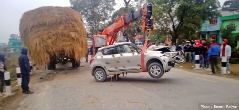 रोकिराखेको ट्रकमा कार ठाेक्किंदा ३ को मृत्यु