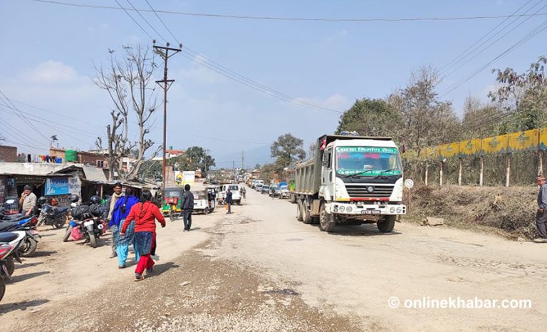 दाङमा ट्रकको ठक्करबाट मोटरसाइकल चालकको मृत्यु, राजमार्ग अवरुद्ध