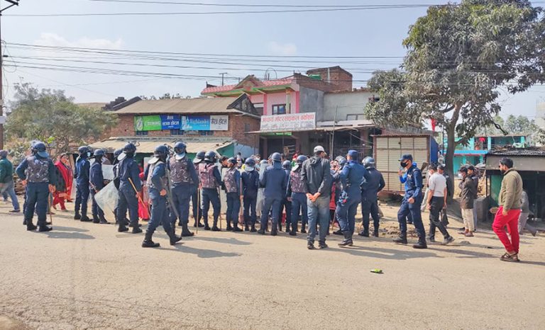 दाङमा दुर्घटनापछि तनाव, ५ राउण्ड अश्रुग्याँस प्रहार