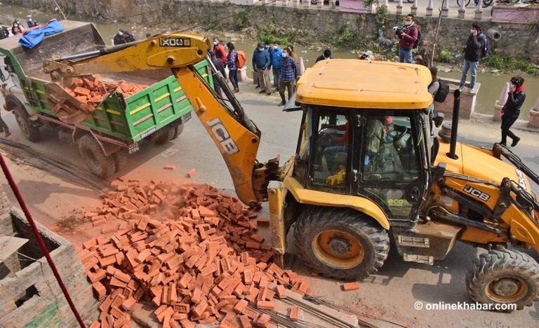 सडकमा निर्माण सामग्री राख्न महानगरको स्वीकृति चाहिने