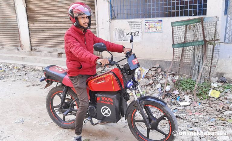 सप्तरीका युवकले बनाए विजुलीबाट चल्ने मोटरसाइकल