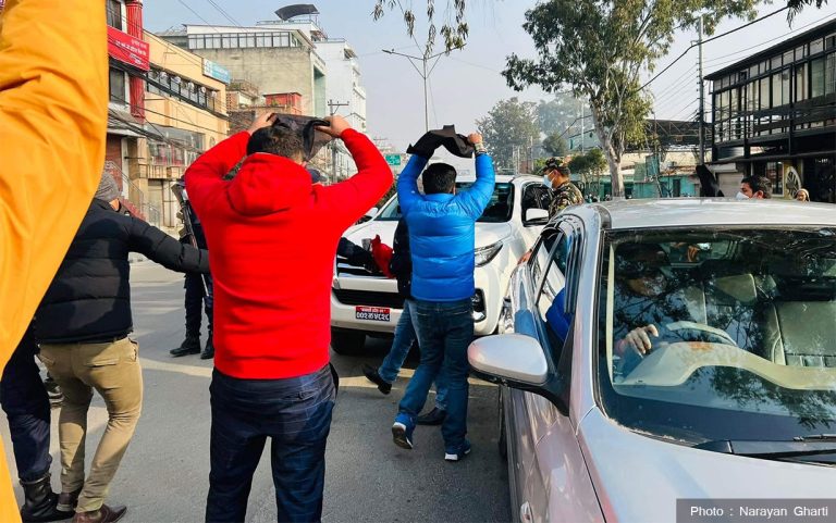 पुल्चोकमा मन्त्रीको बाटो छेकेर अनेरास्ववियुले देखायो कालो झण्डा
