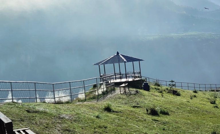 लभ्लीहिलमा रमाउँदै प्रेमिल जोडी