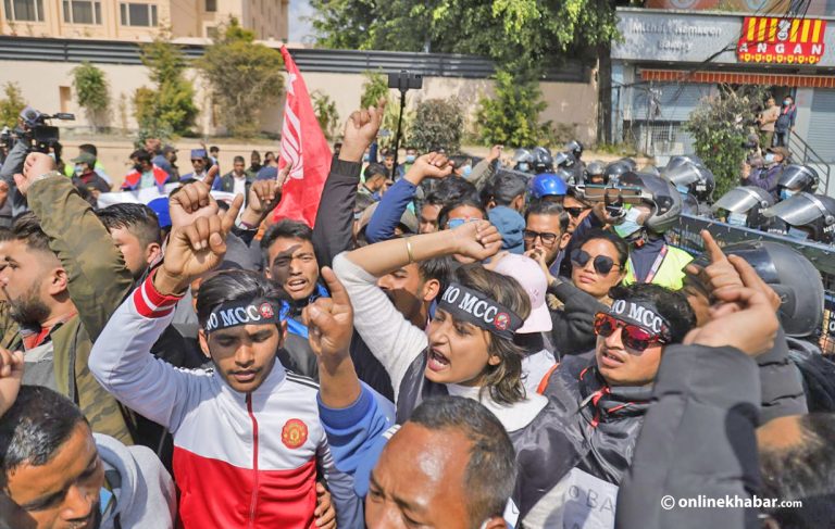 एमसीसीविरुद्ध माओवादी कार्यकर्ताको प्रदर्शन