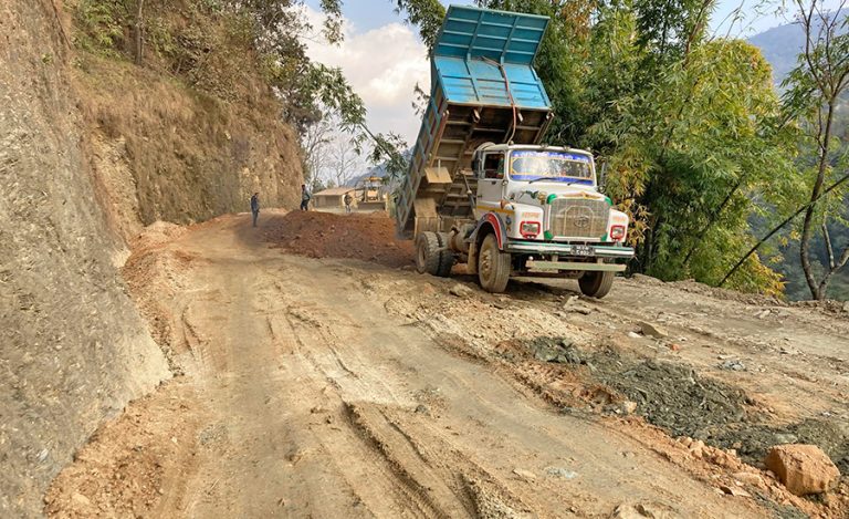 पहिरोले मध्यपहाडी लोकमार्ग अवरुद्ध