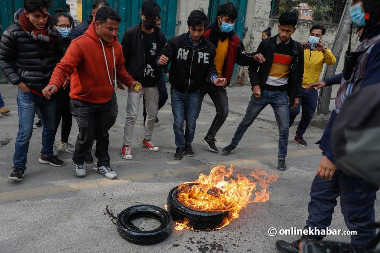 इन्धनको मूल्य वृद्धिविरुद्ध टायर बालेर प्रदर्शन