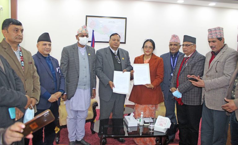 शिक्षकलाई निजामती कर्मचारी सरह सेवा सुविधा दिने सहमति