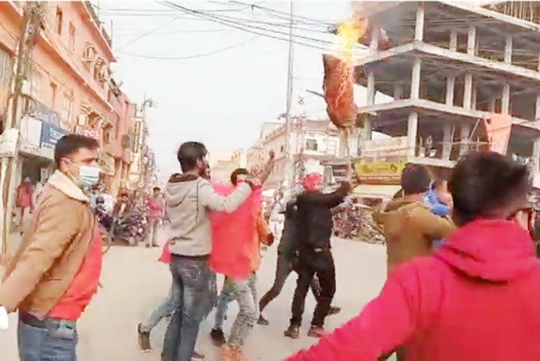 इन्धनको मूल्यवृद्धिको विरोधमा जनकपुरमा प्रधानमन्त्रीको पुत्ला दहन