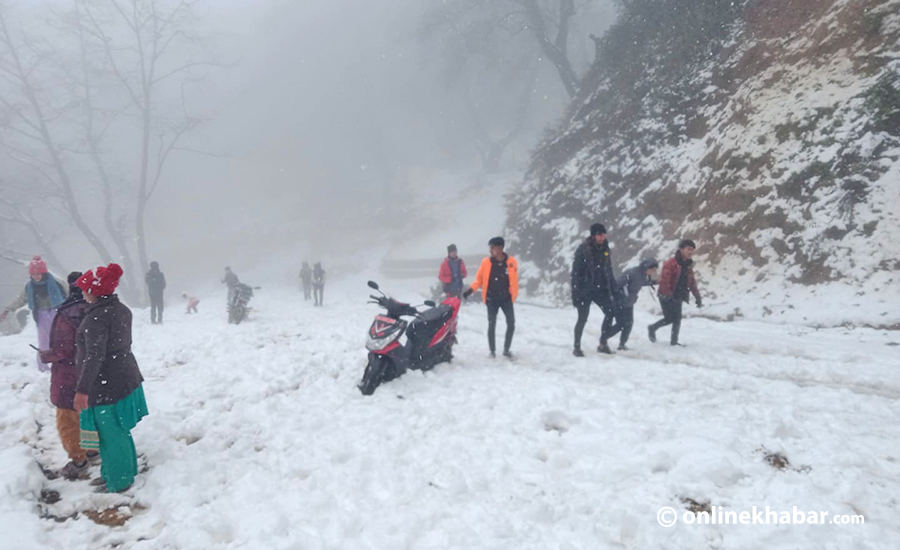 हिमपातले भीमदत्त र पहलमानसिंह राजमार्ग नखुल्दा यात्रुलाई सास्ती