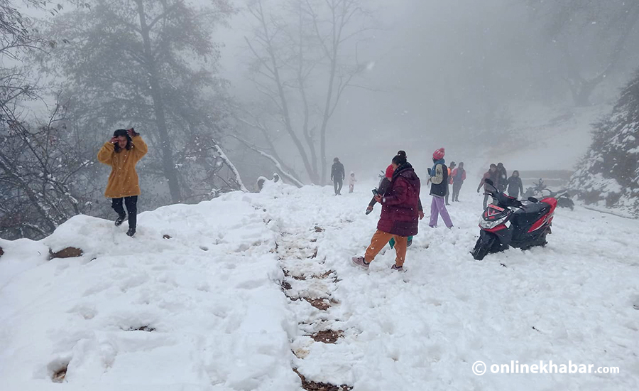 डोटीको बगलेक क्षेत्रमा हिमपात, हिउँसँग रमाउँदै स्थानीय