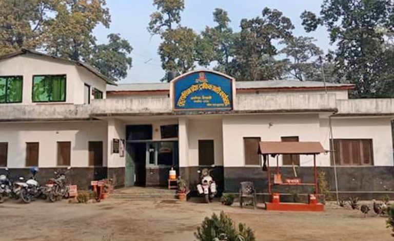 बीच बाटोमै यात्रु बेच्छन् सुदूरपश्चिमका सार्वजनिक यातायात