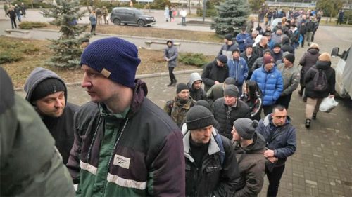 युक्रेनी सेनामा भर्ती हुन स्वयंसेवकको लाइन, भन्छन्- ‘रुसलाई जित्नेमा ढुक्क छौं’