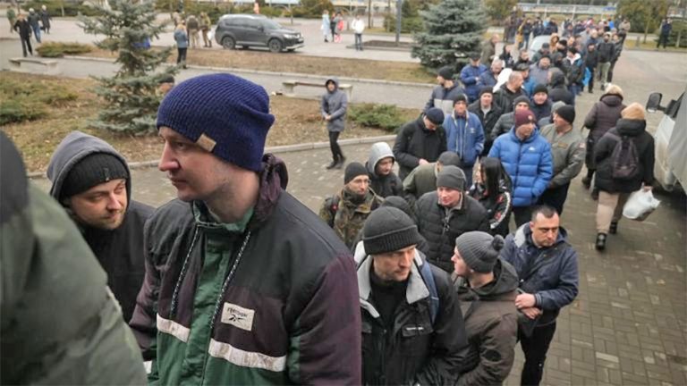 युक्रेनी सेनामा भर्ती हुन स्वयंसेवकको लाइन, भन्छन्- ‘रुसलाई जित्नेमा ढुक्क छौं’