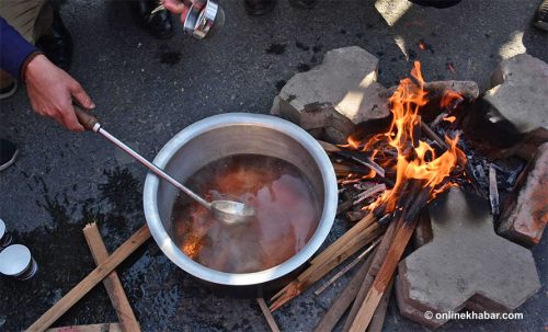 इन्धनको मूल्यवृद्धिको विरोधमा युवासंघले पकायो सडकमै चिया