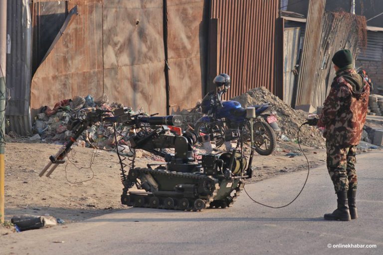 काठमाडौंको ढुंगेअड्डामा शंकास्पद वस्तु, सेनाको बम डिस्पोजल टोली पुग्यो