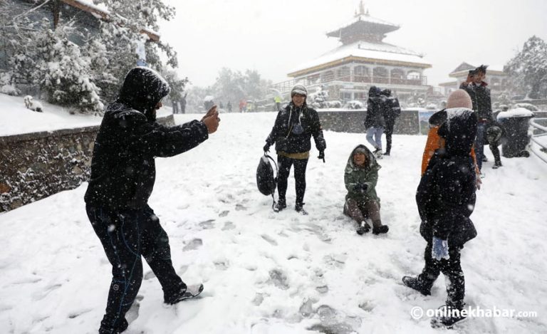 हिउँले सेताम्य चन्द्रागिरि (फोटो फिचर)