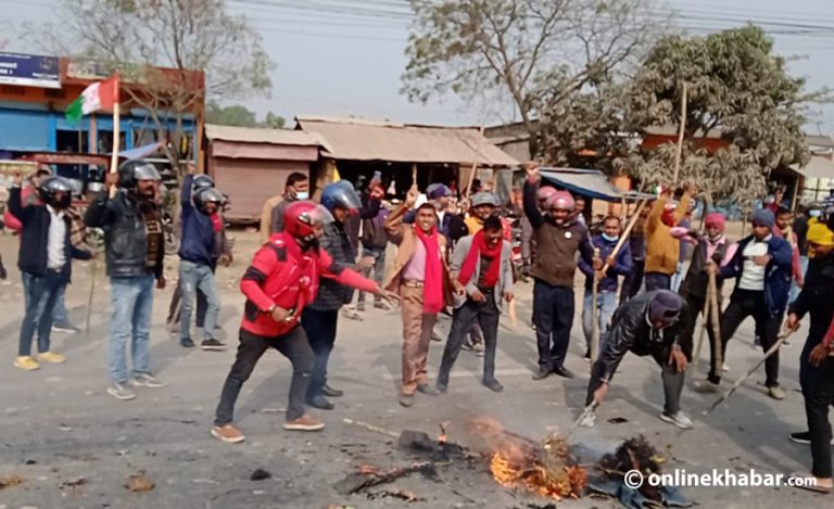 रुपन्देहीमा जनमत पार्टीले प्रधानमन्त्री र कृषिमन्त्रीको पुत्ला जलायो