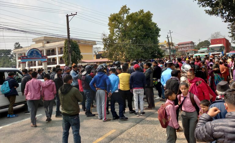 मकवानपुरमा अवरुद्ध राजमार्ग प्रहरीले खुलायो