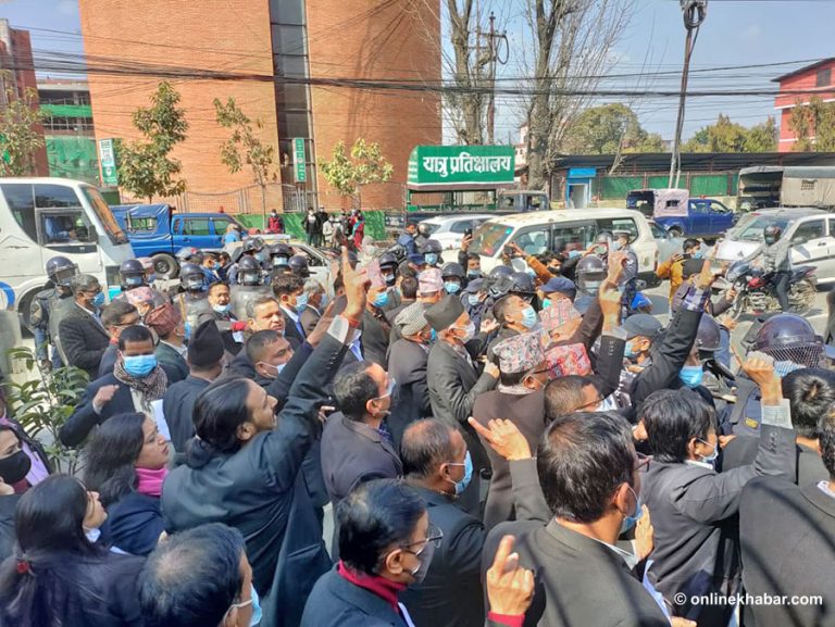 प्रहरी र कानुन व्यवसायीबीच झडप