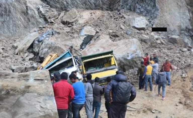 पहिरोमा पुरिएर टिपर चालकको मृत्यु