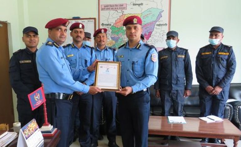 प्रहरी निरीक्षक गिरी सम्मानित