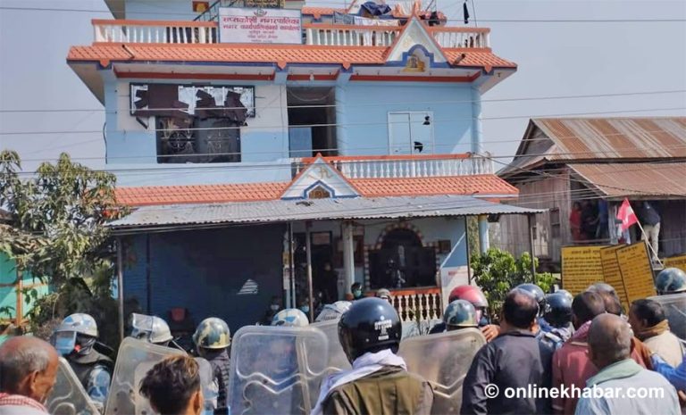ताला तोडेपछि सप्तरीको सप्तकोशी नगरपालिकामा झडप, २ जना घाइते