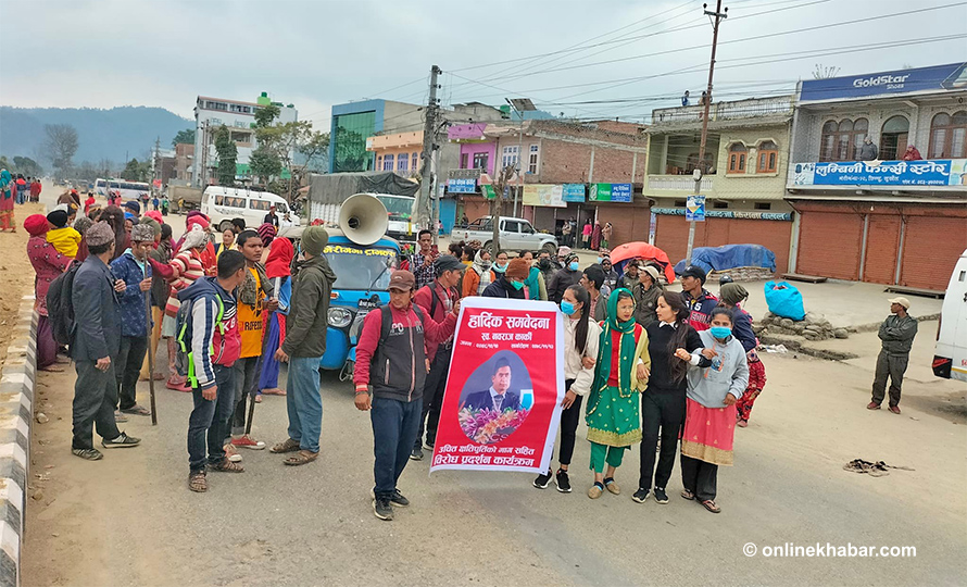 वडाध्यक्ष मृत्युको विरोधमा सुर्खेतको छिन्चुमा विहानैदेखि सडक बन्द