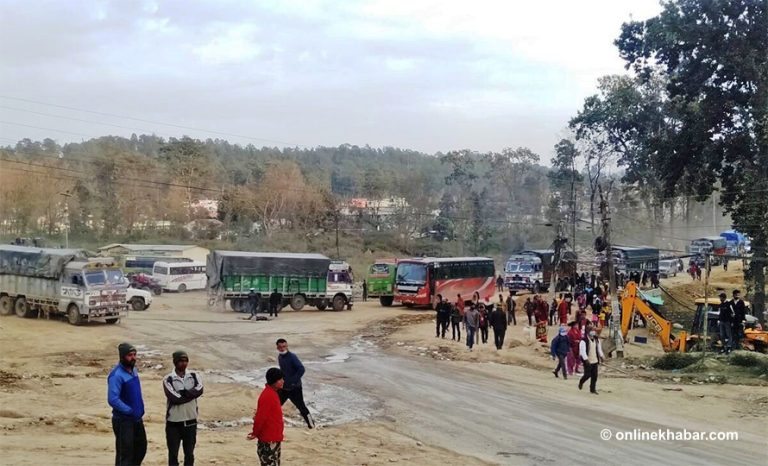 सडकका आधा दर्जन ठेक्का लिएर काम अलपत्र पार्ने ठेकेदारलाई विभागको चेतावनी