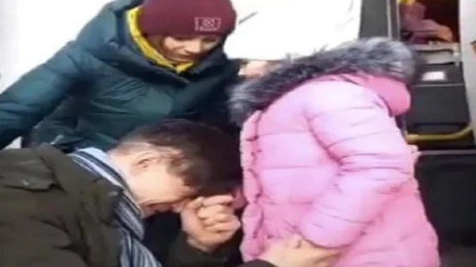 युद्धको त्रासदी : छोरीसँग छुट्टिनेबेला यसरी भक्कानिए युक्रेनी पिता (भिडियो)