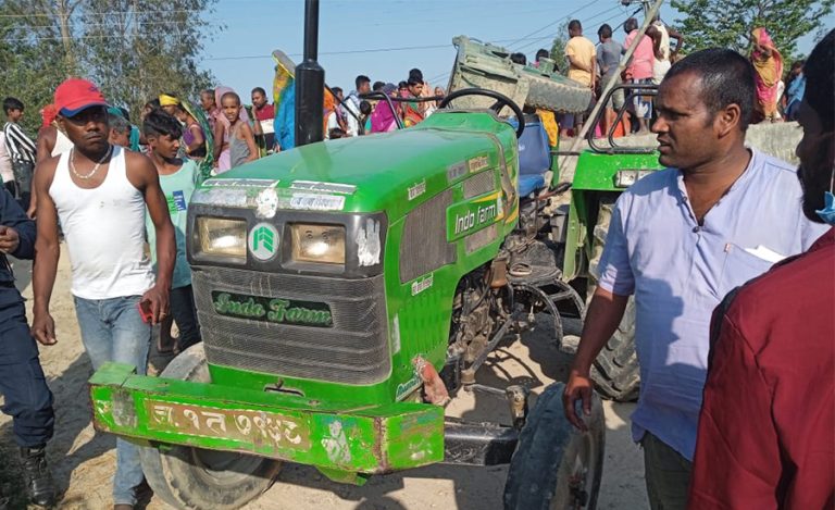 ट्रयाक्टरले ठक्कर दिँदा एक महिलाको मृत्यु, दुईजना घाइते