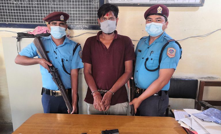सिरहाबाट पेस्तोल र गोलीसहित एकजना पक्राउ