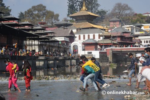 शिवरात्रिमा पैदल हिँडेरै वाग्मती वारपार