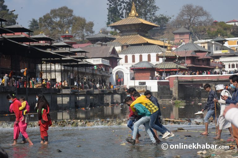 शिवरात्रिमा पैदल हिँडेरै वाग्मती वारपार