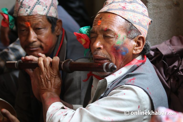 बाजागाजाको तालमा साटियो होलीको खुसी (फोटो फिचर)