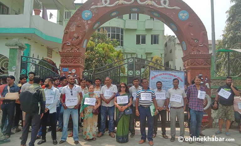 सिर्सिया नदीलाई प्रदूषणमुक्त बनाउन माग गर्दै वीरगञ्ज महानगरको मूल गेटमा धर्ना
