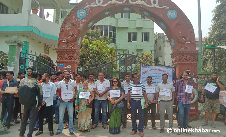 सिर्सिया नदीलाई प्रदूषणमुक्त बनाउन माग गर्दै वीरगञ्ज महानगरको मूल गेटमा धर्ना
